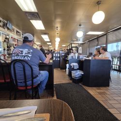 Waffle House - Russellville - Full house