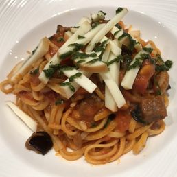 Nouvelle "Norma" tomates, aubergines, pignons, scamorza, pesto Nouvelle "Norma" tomates, aubergines, pignons, scamorza, pesto