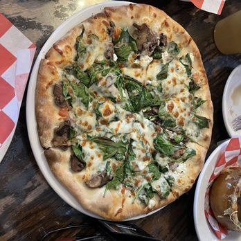 MacDuff's Pub - Mushroom Pizza - Pubs Near Me - South Lake Tahoe, California MacDuff's Pub - Mushroom Pizza - Pubs Near Me - South Lake Tahoe, California