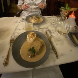 Entrees Steak Au poivre avec gratin dauphinois Filet Mignon with pepper and cream flamed cognac Entrees Steak Au poivre avec gratin dauphinois Filet Mignon with pepper and cream flamed cognac