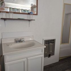 The Lighthouse Inn - In suite sink and heater