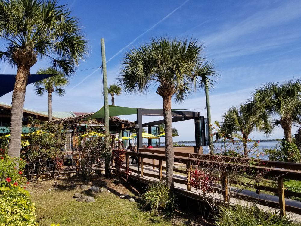 Grills Riverside Seafood Deck & Tiki Bar