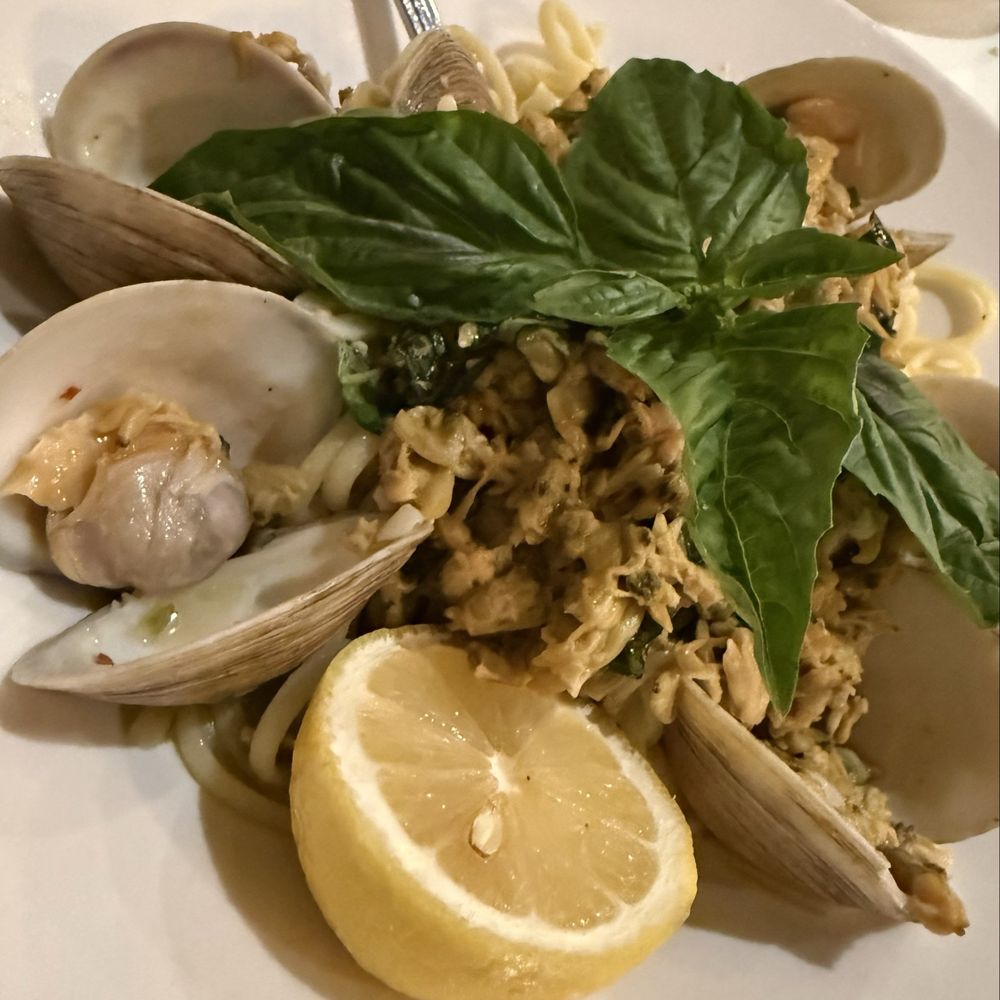 Poppys Italiano - Linguine Little Neck Clams Over Linguini - Italian Near Me - St. Augustine, Florida Poppys Italiano - Linguine Little Neck Clams Over Linguini - Italian Near Me - St. Augustine, Florida
