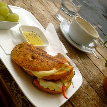 Kleinmein - Focaccia mit Käse und Milchkaffee - Cafes Near Me - Berlin, BE