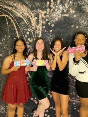 Supreme - 4 Hours of Service
 Unlimited Photos
 Instant Sharing
 Photobooth Attendant
 Boomerang & GIF Feature
 Live Gallery
 Customized Screen
 Customized Overlay
 Break Down & Setup
 3 Filter Options
 Video Guestbook
 Backdrop
