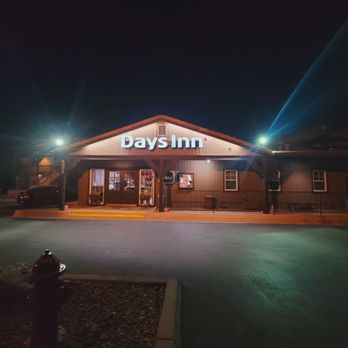 Days Inn by Wyndham Lebec - Outside view at night - Hotels Near Me - Lebec, California Days Inn by Wyndham Lebec - Outside view at night - Hotels Near Me - Lebec, California