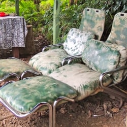 Tree Houses Of Hawaii - Lounge chairs by the fire pit at treetops