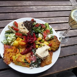 Bio Fein Bio - Der beliebte Teller mit einer Auswahl vom Büfett mit Salaten, Bratlingen, Aufläufen und Pasten,- und das für nur 6,80 €.