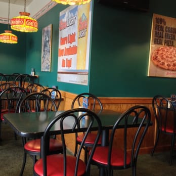 Bellacino's Pizza & Grinders - Interior.  There's a bunch of seats on the other half, maybe about 20 tables in all. - Pizza Near Me - Richmond, Virginia