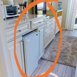 Surfside Resort - white fridge they show in virtual tour. Small black fridge without any freezer component is what was in the unit 711a.