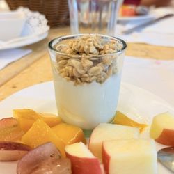 Bizu Patisserie & Bistro - Yogurt parfait