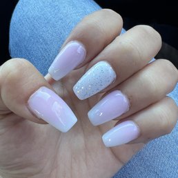 White pink ombré glitter full set by Thi White pink ombré glitter full set by Thi