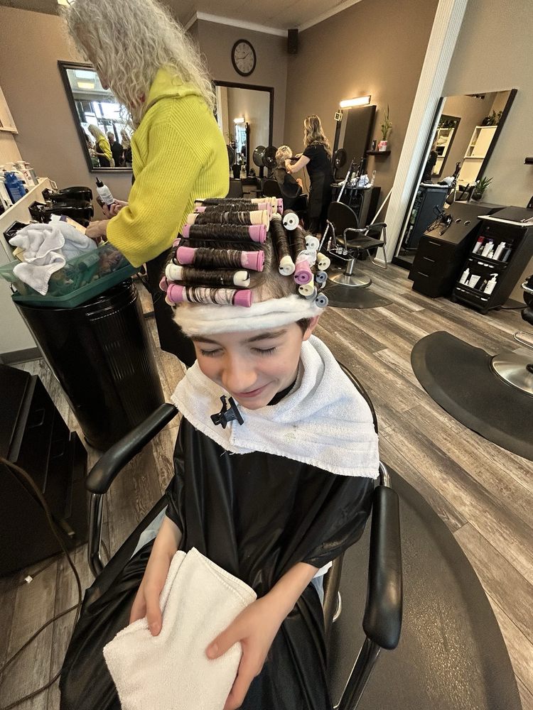 Attitudes In Hair Logo