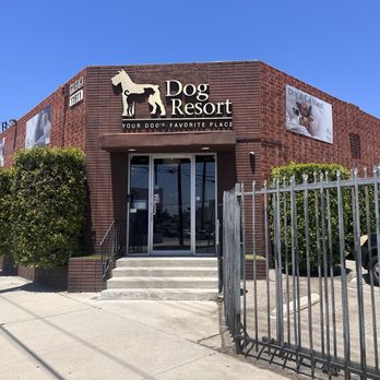 Dog Resort - The front entrance and parking lot to the right. - Pet Groomers Near Me - Los Angeles, California