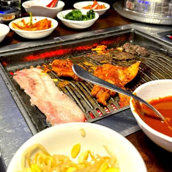 Sa Ri One Grill - The grill in the center of the table. You can cook things fast and never feel hot while you're doing it. Great system! - Korean Near Me - Tampa, Florida