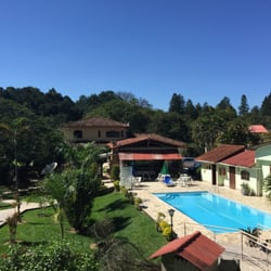 Pousada Chez Nous - Piscina e área externa da pousada.