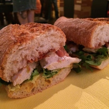 Cuatro Monos - Chivito 4 monos: textura crujiente y sabor delicioso - Sports Bars Near Me - Valencia, V