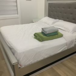 Sun Suite - Room with fresh linens and bath towels.