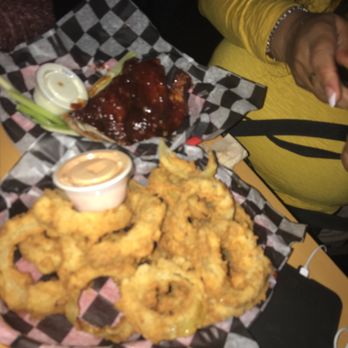 4th & Goal Sports Cafe - Wings and Onion Rings - Pizza Near Me - Jackson, Mississippi 4th & Goal Sports Cafe - Wings and Onion Rings - Pizza Near Me - Jackson, Mississippi