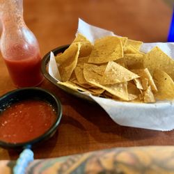 Los Arcos Mexican Food & Tequila Bar - Chips served warm, were excellent. Salsa served cold. Pretty good.