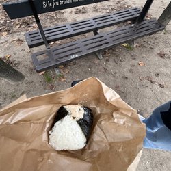 Les Jardins du Palais Royal - Enjoying onigiri at the park