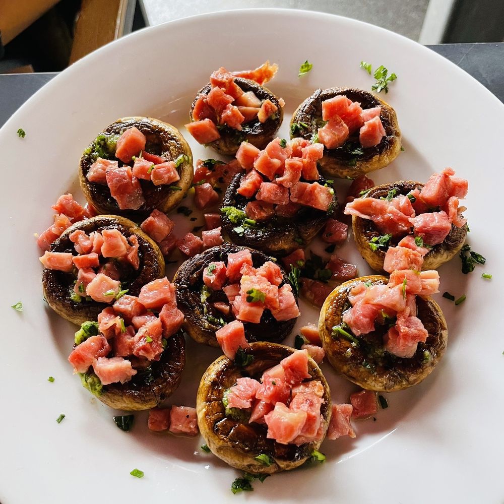 El Anciano Rey de los Vinos - Mushrooms with jailla. Garlicky and has ham. Great taste - Wine Bars Near Me - Madrid, M El Anciano Rey de los Vinos - Mushrooms with jailla. Garlicky and has ham. Great taste - Wine Bars Near Me - Madrid, M