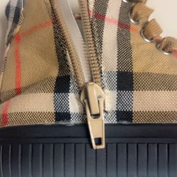 Kidtique - The zipper which isn't the authentic zipper that's on this particular shoe..