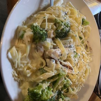 Monte Cello's - Chicken And Broccoli Alfredo - Pizza Near Me - Pittsburgh, Pennsylvania