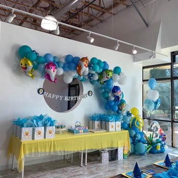 Ms. Rozie's Balloon - Baby shark balloon garland and balloon bouquet. - Wedding Planning Near Me