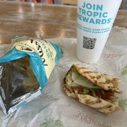 Flatbread, chips and smoothie