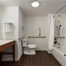 Hampton Inn & Suites Pittsburgh/Harmarville - Guest room bath