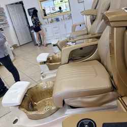 Tiana's Nails - Chairs