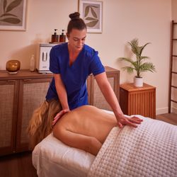 Relax in style at a top spa resort in Honolulu. Book your massage or spa package today and feel rejuvenated!