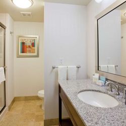 Hampton Inn & Suites Minneapolis West/ Minnetonka - Guest room bath