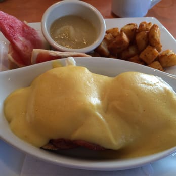 Ben & Florentine - Traditional eggs Benedict....dripping with hollandaise mmmmm :) - Breakfast & Brunch Near Me - Terrebonne, Quebec