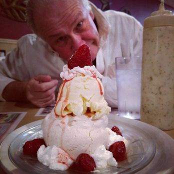 Ron's Cozy Corner - American Near Me - Oconomowoc, Wisconsin