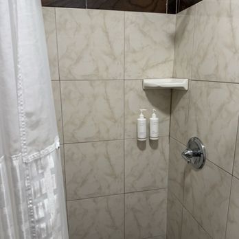 Monterey Surf Inn - Bathroom - Hotels Near Me - Monterey, California