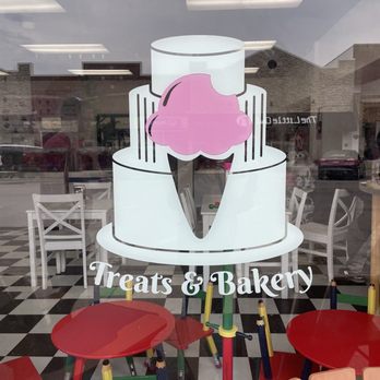 Daisy’s Treats and Bakery - a cake in the window - Ice Cream & Frozen Yogurt Near Me - Brookfield, Illinois