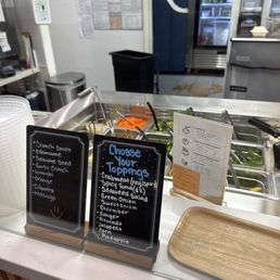 Super fresh fish and lots of toppings