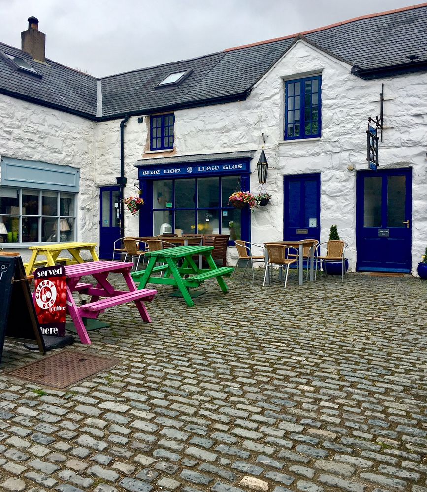 LLEW GLAS CAFÉ Blue Lion Square, Harlech, Gwynedd, United Kingdom