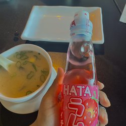 Makoto Noodle House - Aquí tenemos Miso Soup y refrescó japonés de fresa