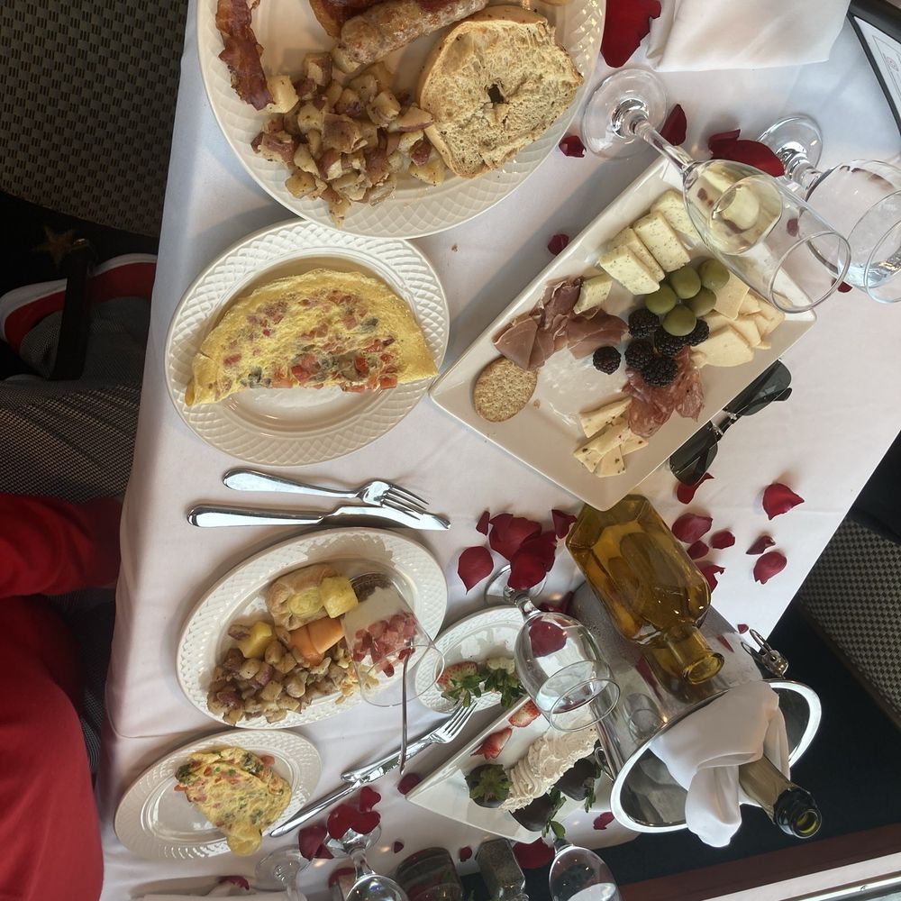 Waterways Cruises - Omelette, toasted bagel, fried potatoes, bacon, charcuterie spread, champagne, & chocolate covered strawberries. - Boat Charters Near Me - Seattle, Washington Waterways Cruises - Omelette, toasted bagel, fried potatoes, bacon, charcuterie spread, champagne, & chocolate covered strawberries. - Boat Charters Near Me - Seattle, Washington