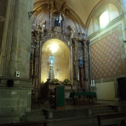Iglesia de la Compañía - El altar es muy bello y pareciera sencillo, pero en detalle es extraordinario e impecable.