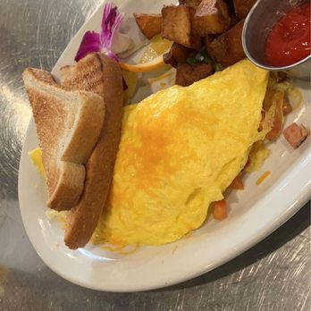 Table 57 - Ham cheese and tomato omelette with toast and potato's - Breakfast & Brunch Near Me - Visalia, California