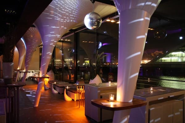 am kai | restaurant. seafood. drinks. elbblick by null