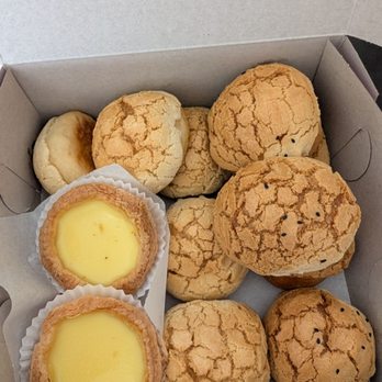 Stockton Bakery - Egg tarts ($1.80) and small pineapple buns (3 for $2.25) with custard and red bean filling - Bakeries Near Me - San Francisco, California Stockton Bakery - Egg tarts ($1.80) and small pineapple buns (3 for $2.25) with custard and red bean filling - Bakeries Near Me - San Francisco, California