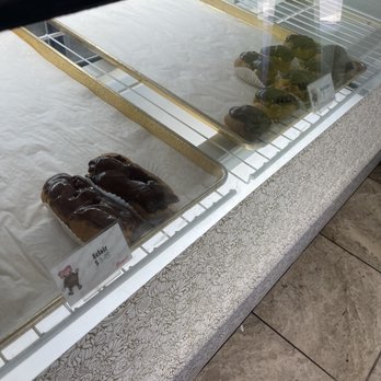 Leonard's Bakery - Eclairs - Bakeries Near Me - Honolulu, Hawaii