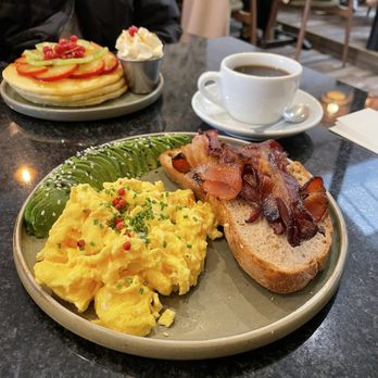 La Compagnie du Café - Eggs with avocado and bacon - Coffee Roasteries Near Me - Paris, 75 La Compagnie du Café - Eggs with avocado and bacon - Coffee Roasteries Near Me - Paris, 75