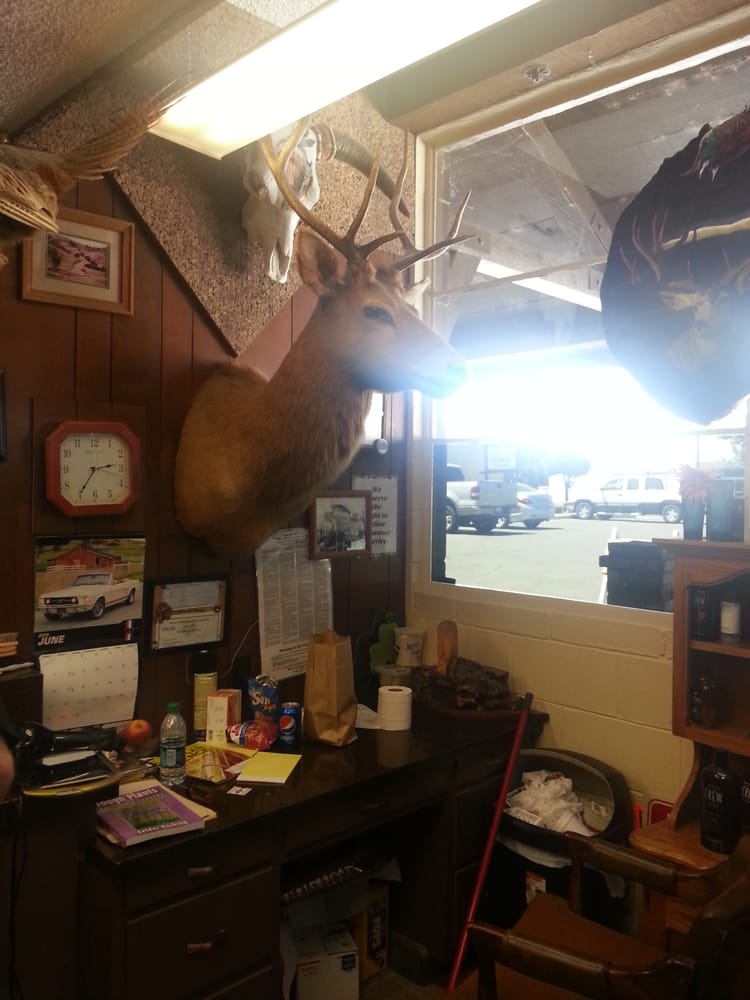 Benamati's Barber Shop Logo