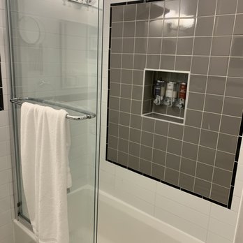 Henry Norman Hotel - Bathroom - Hotels Near Me - Greenpoint, New York Henry Norman Hotel - Bathroom - Hotels Near Me - Greenpoint, New York